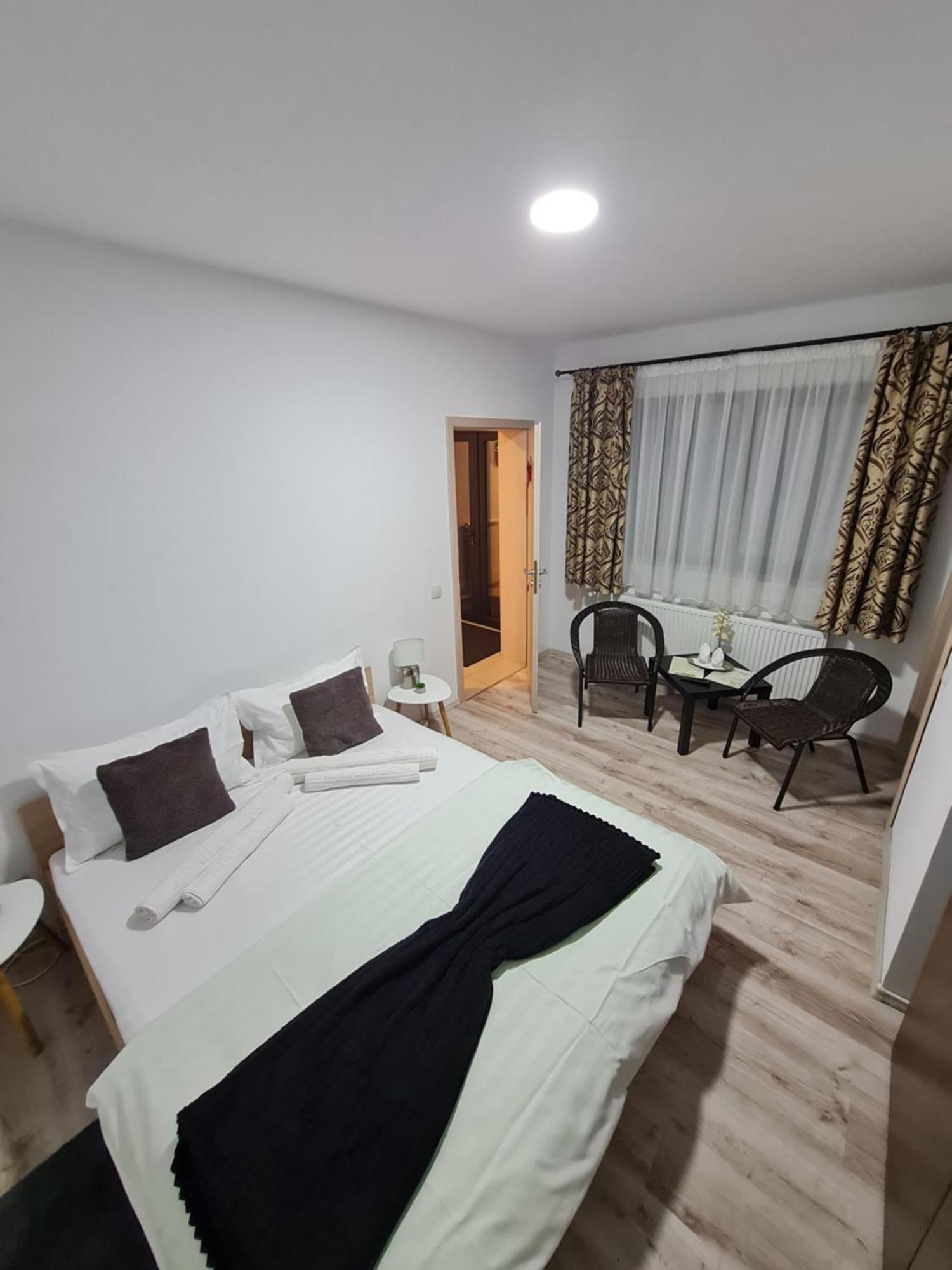 Rîşnov Vila Emma חדר תמונה
